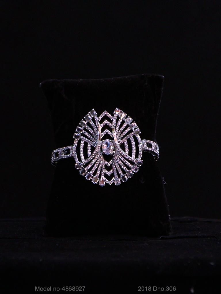 Bellissima Filigree Wrist-to-Finger Gala Jewel